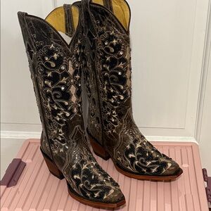 Elegant Embroidered Heeled Boots - Black and Brown